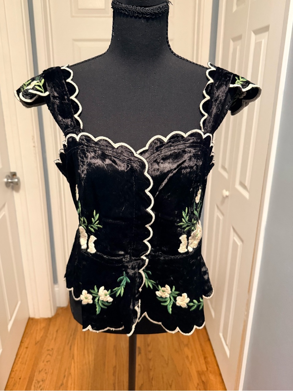 MAUVE Waisted Scalloped Floral Blouse Black Medium NWT